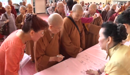 2014年國際供佛齋僧大會，來自國內外各地的長老、法師及貴賓等至大會服務處簽名。